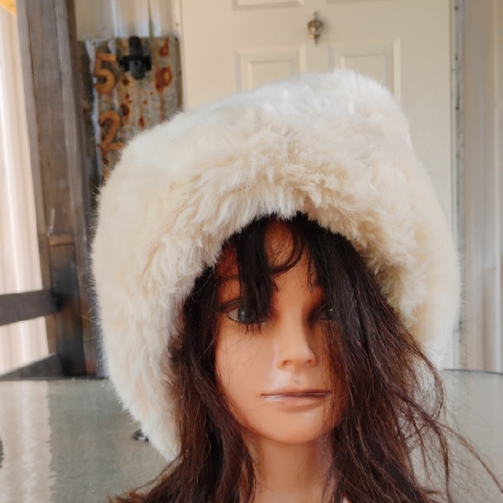 🚨B2G1 NOBIS Vintage Soft Cream Faux Fur Hat